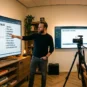 Breed panorama van een digitale werkplek waar een expert de 10 SEO-fouten analyseert op een groot scherm, professionele fotografie, uitnodigende sfeer