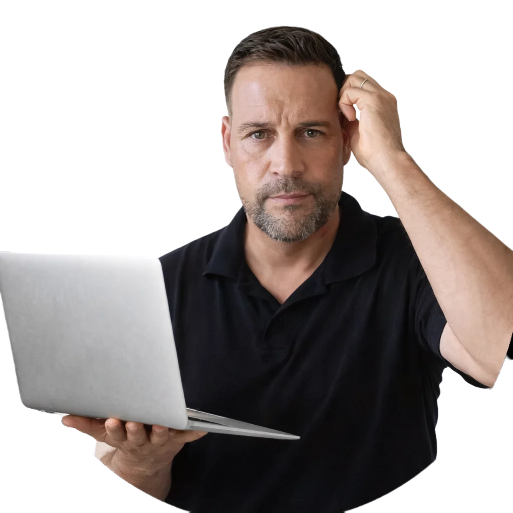 Een man in een zwart poloshirt houdt een zilveren laptop vast en krabt verward aan zijn hoofd tijdens het bepalen van een SEO Strategie.